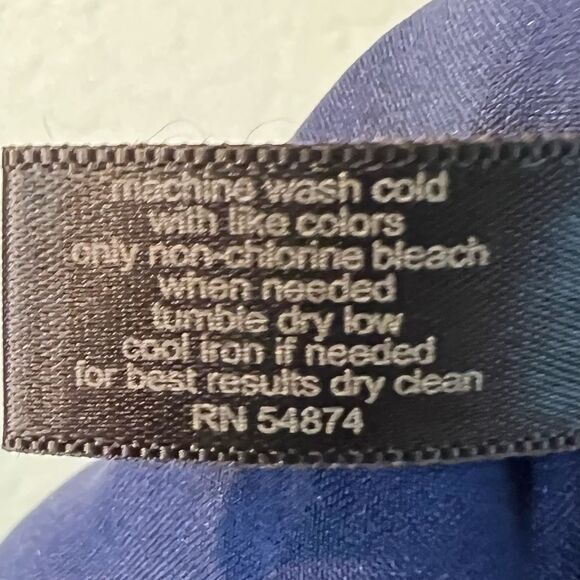 The limited, navy blue and floral pencil skirt. Pockets size 6. - Picture 3 of 8